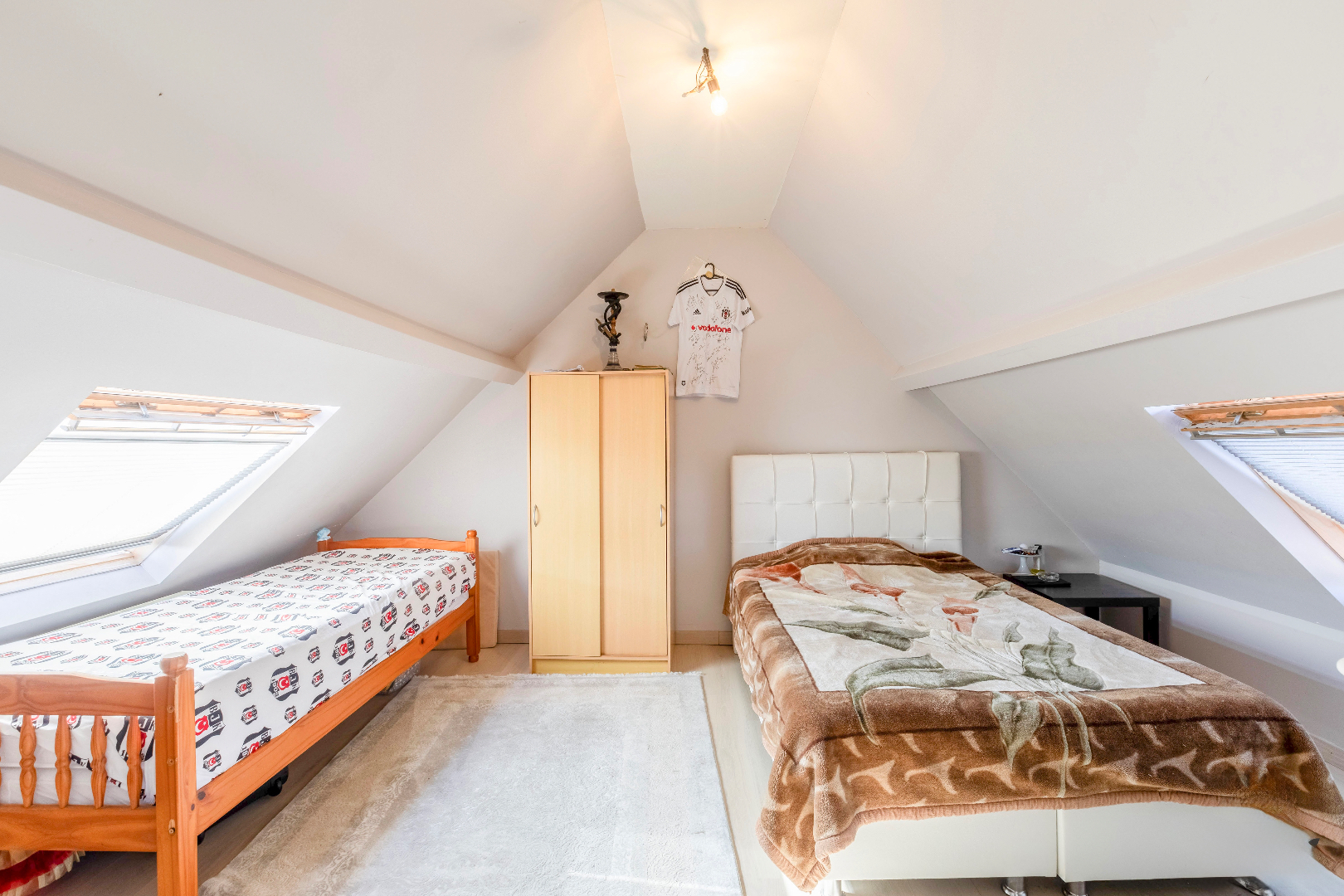 Ruime stadswoning met 5 slaapkamers en handelsruimte 