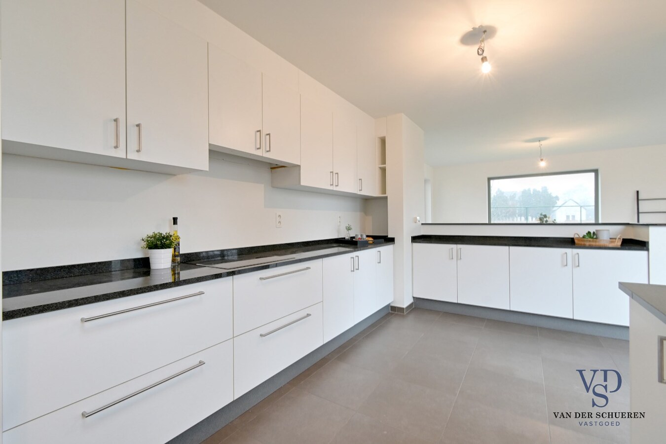 Ruime Half Open, op een commercieel gunstige ligging 