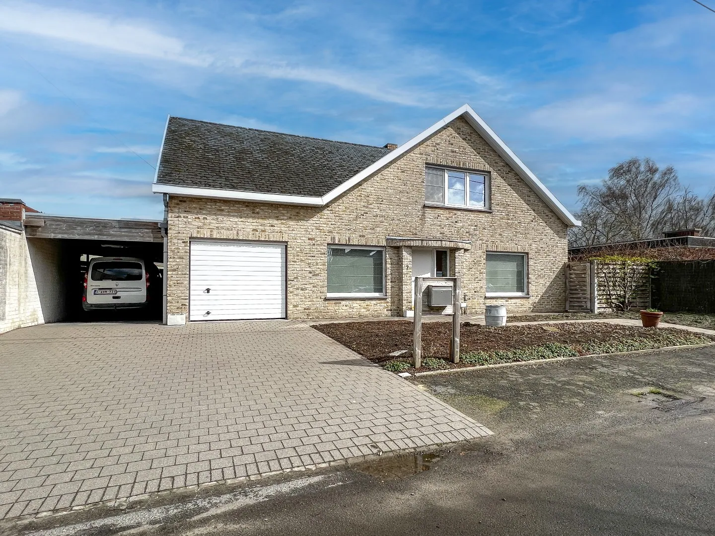 Prachtige alleenstaande woning met 4 slaapkamers en garage 