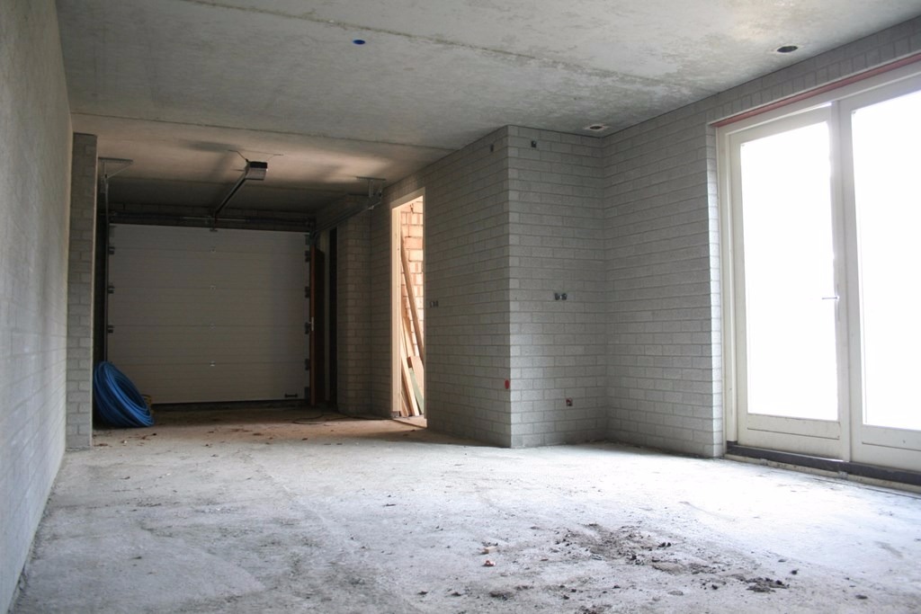 Op een mooie locatie in een kindervriendelijke buurt ligt deze vrijstaande woning met een volledige ondergrondse verdieping. De woning is ruim van opzet zal worden opgeleverd in ruwbouw.  Zie 3 inspir 