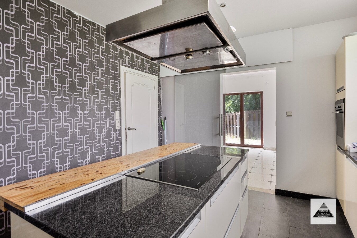 Ruime woning met 4 slaapkamers en hobbyruimte/winkel. 