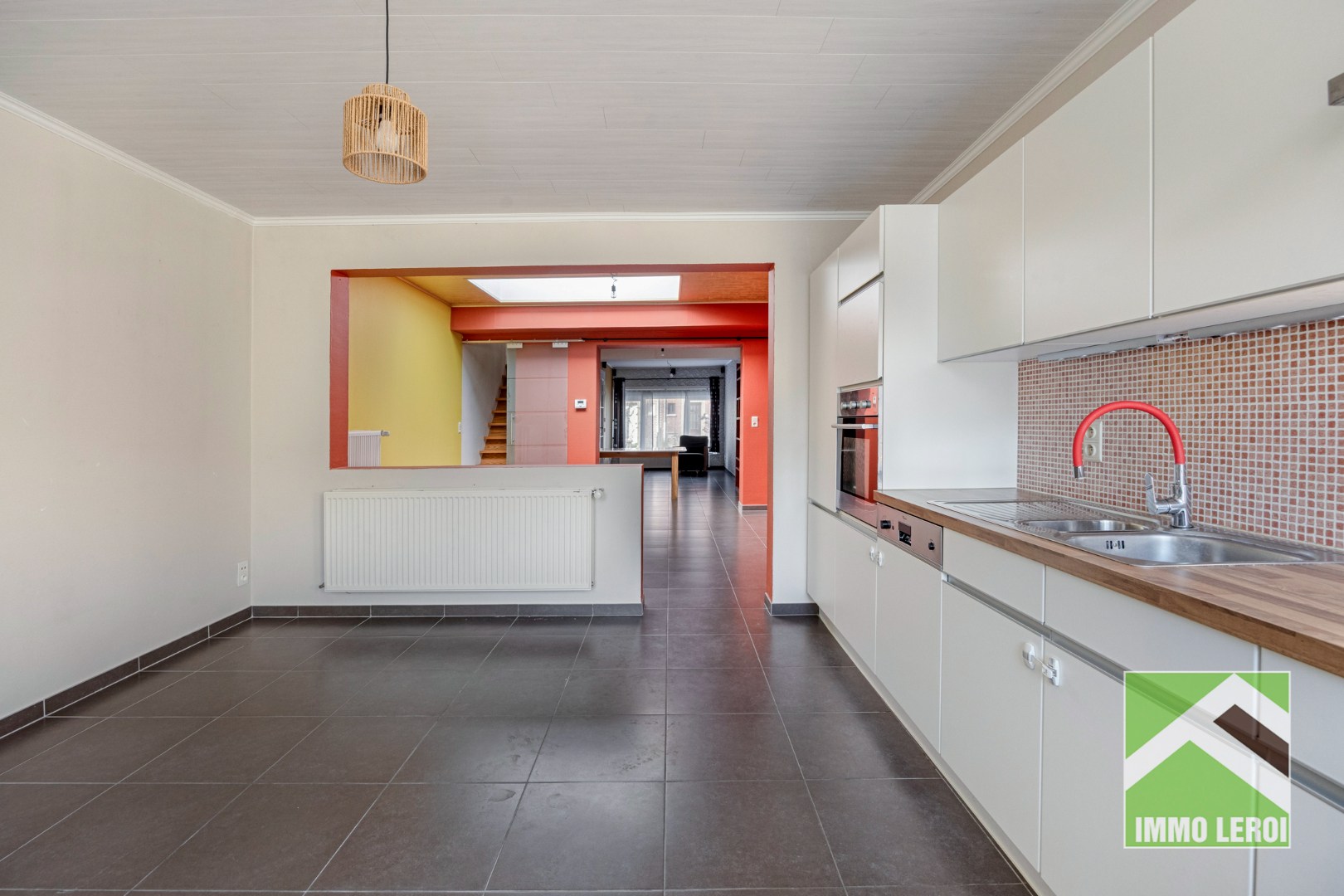 keuken met doorgang eetplaats