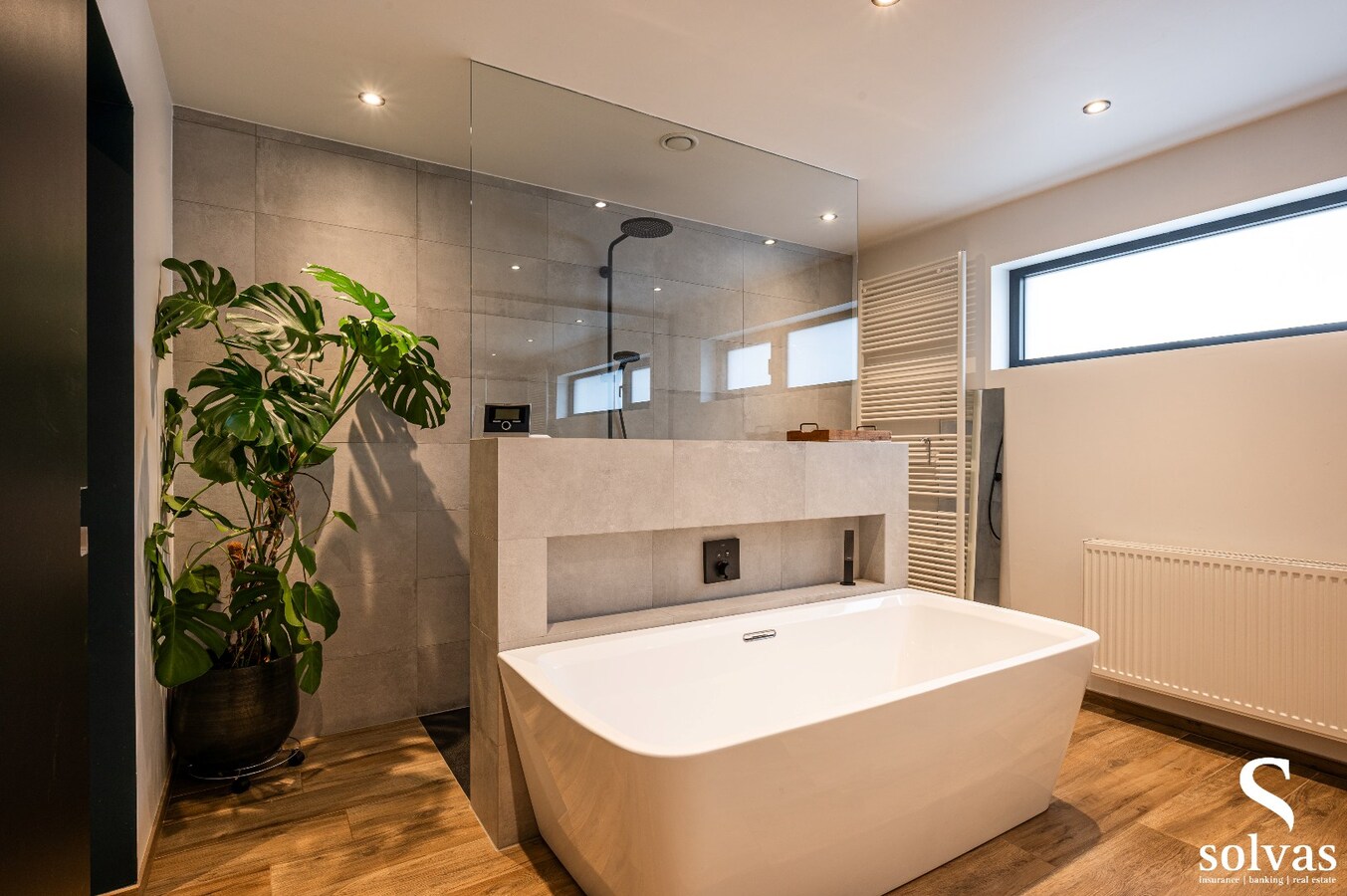 Halfopen gezinswoning met 4 slaapkamers, garage en zonnepanelen – Eeklo 