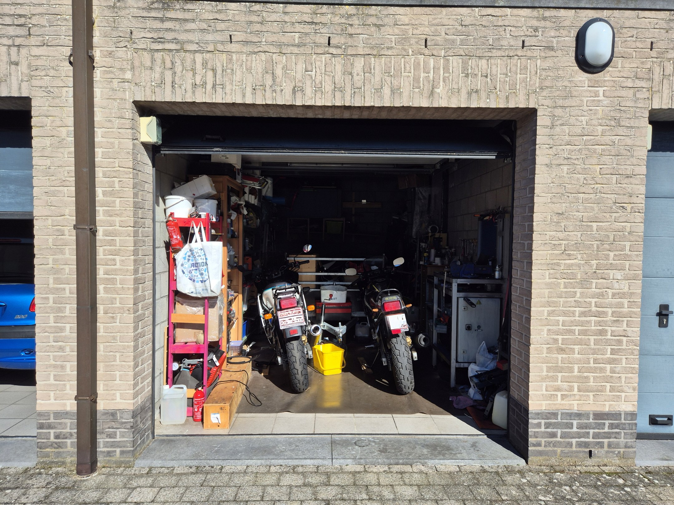Goed gelegen, afgesloten garage. 