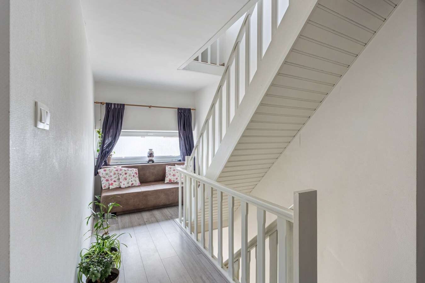 Een verrassend ruime half-vrijstaande stadswoning op perceel van 4a23ca. 