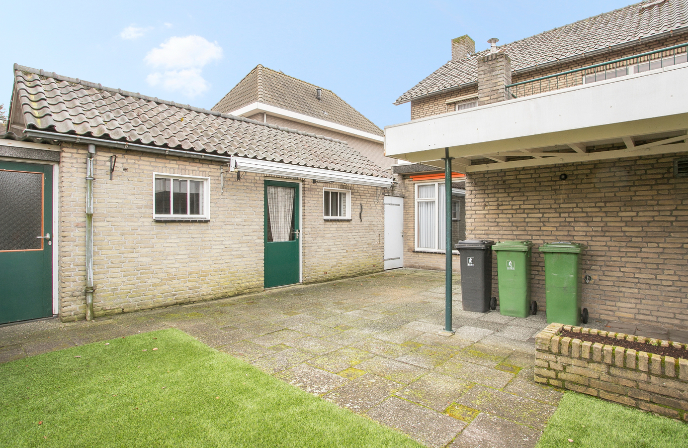 Vrijstaande eengezinswoning met garage en carport. 