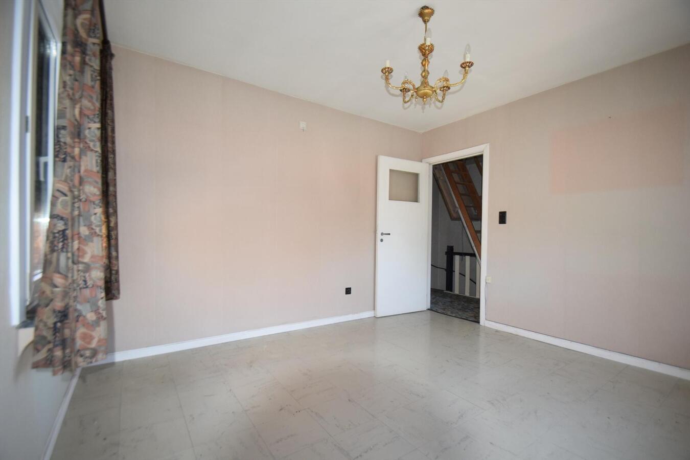 Ruime op te knappen woning met garage + zongerichte tuin, op 538 m² grond 