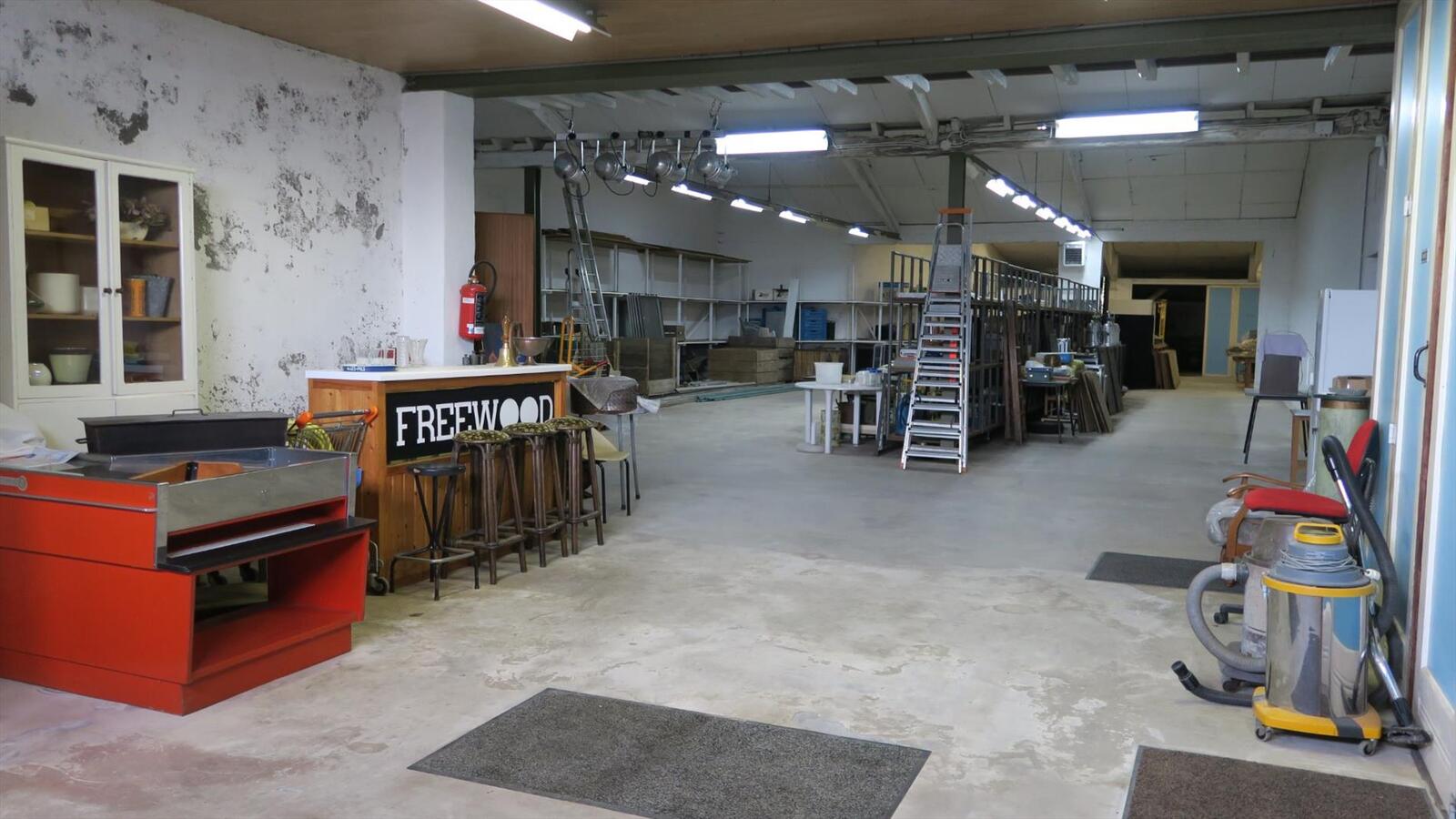 Karaktervolle woning met ruime loodsen 