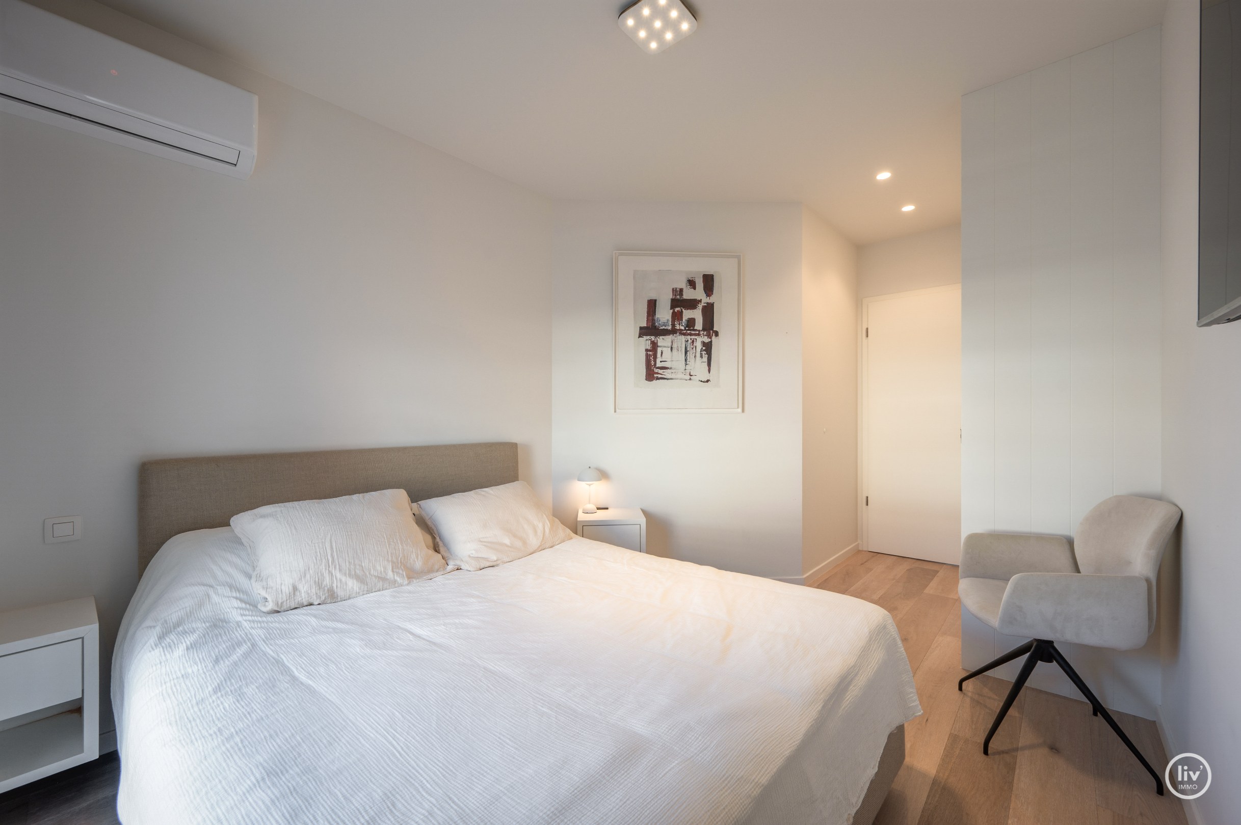 Magnifique, spacieux et récent (2015) appartement avec 3 chambres à coucher complètes et une terrasse ensoleillée, bien situé sur l'avenue Léopold à Knokke. 