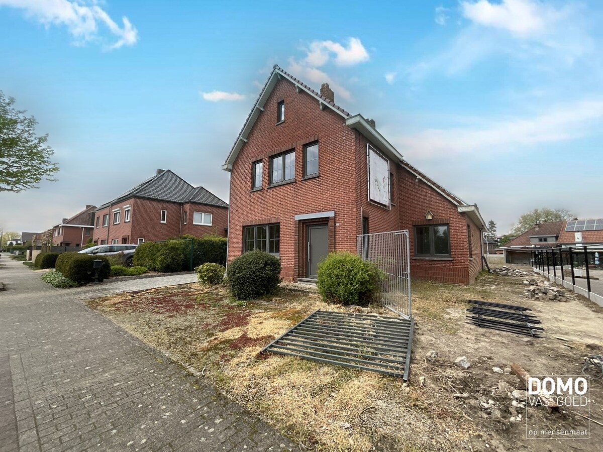 WONING MET TUIN, GARAGE EN 3 SLAAPKAMERS IN HET CENTRUM VAN KERMT 