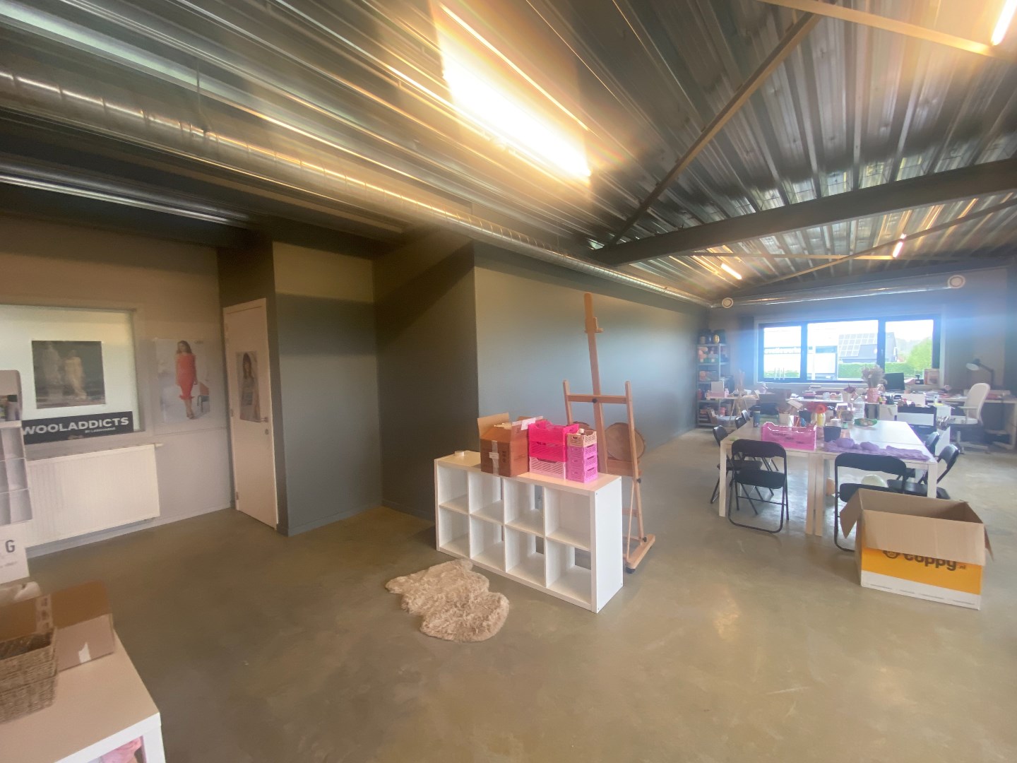 Kantoorruimte of atelier ruimte op de eerste verdieping met parkeerplaatsen te Olsene. 