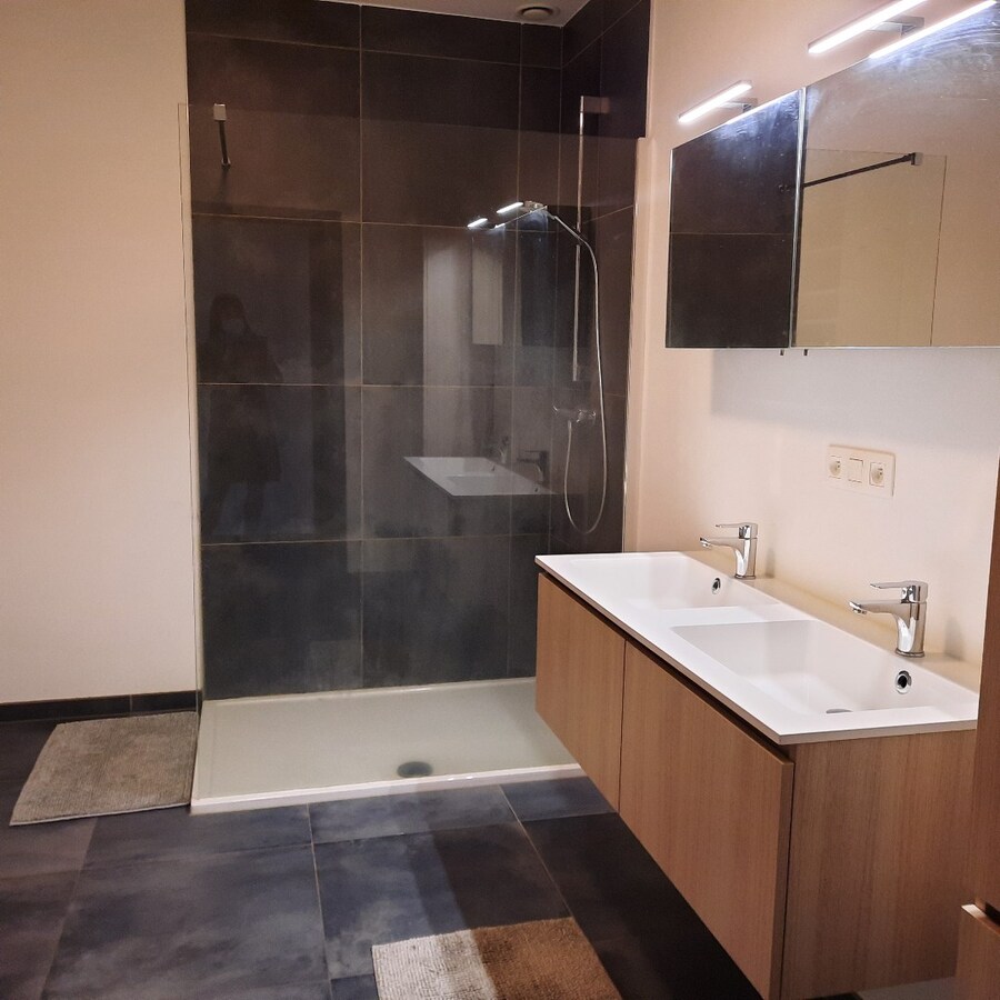 Recent, gelijkvloers appartement afgewerkt met hedendaagse materialen nabij Maaseik! 