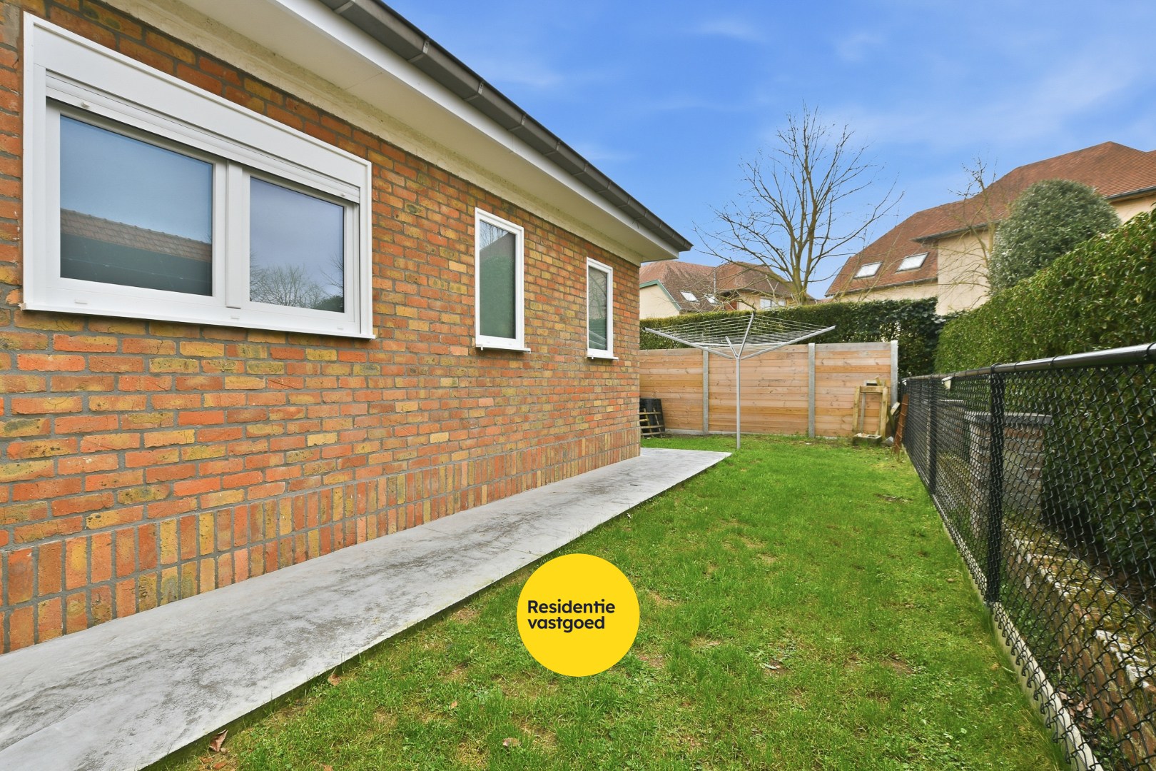 Instapklare en volledig gerenoveerde bungalow met 3 slaapkamers, tuin en garage vlak bij bos en centrum van De Haan 