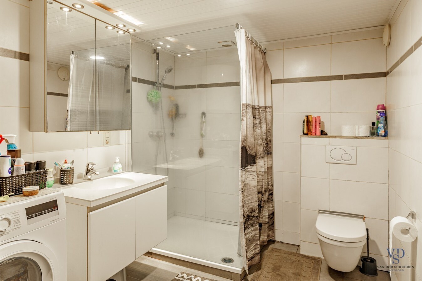 Woning met tuin én 2 staanplaatsen én car-port. 