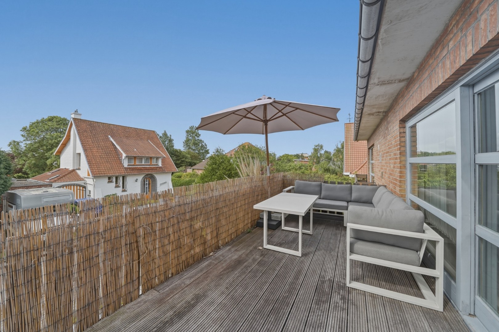 Duplex-appartement van 165 m² met garage, carport en zonnig terras in de Vicognewijk 