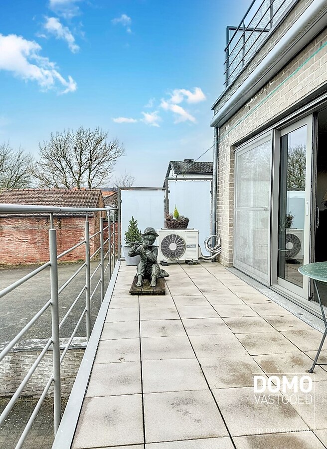 Ruim gelijkvloers appartement voorzien van 2 slaapkamers met zonnig terras in het centrum van Meldert. 