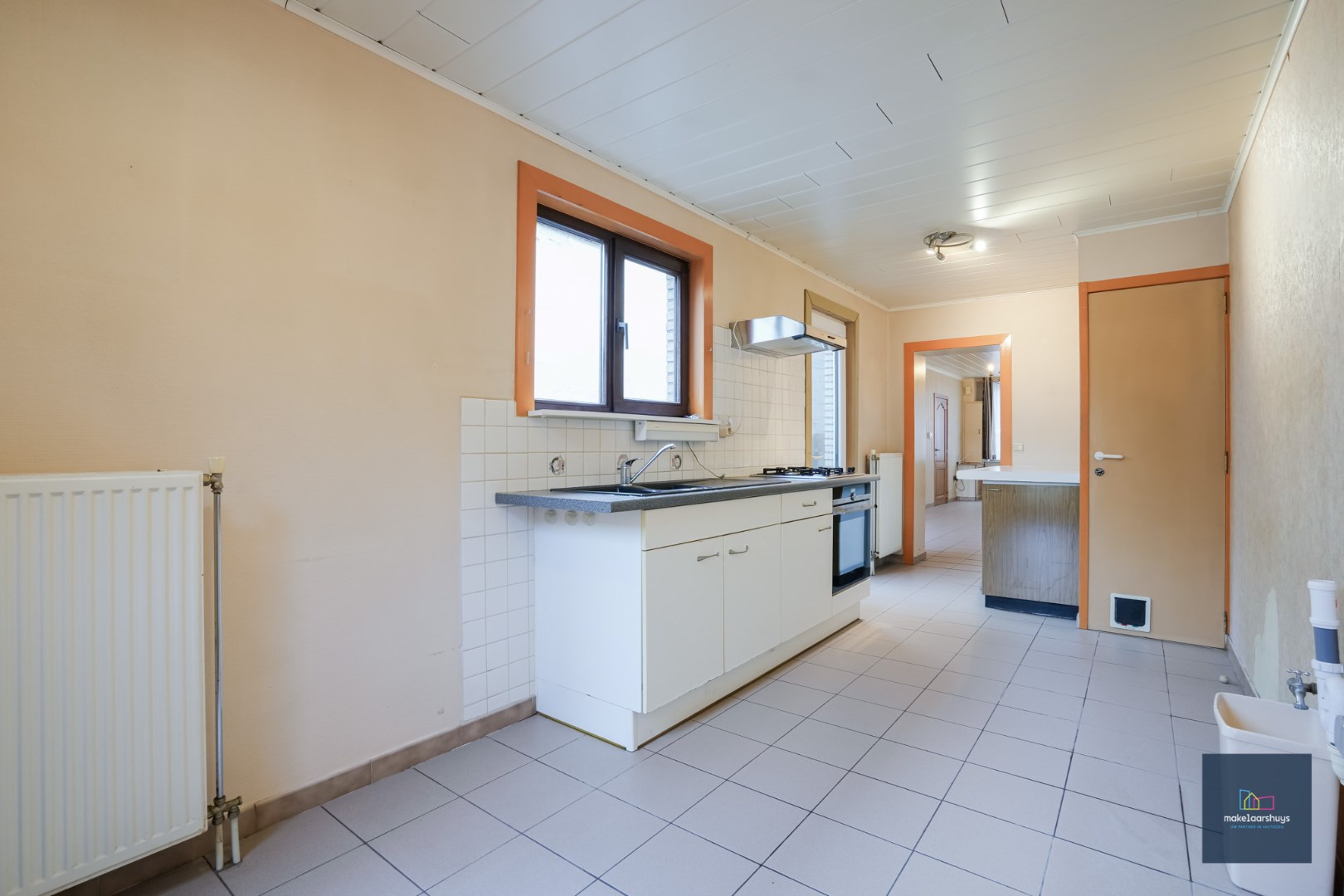 VERKOCHT !!! Te renoveren woning met aangename buitenruimte 