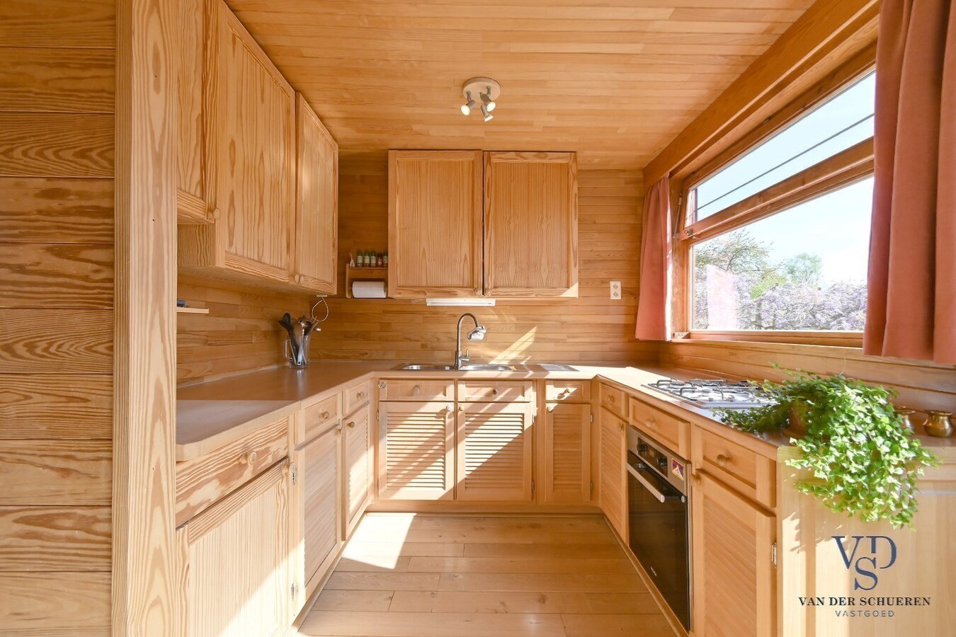 Landelijk gelegen open bebouwing op een uitzonderlijk perceel (1585m²) 