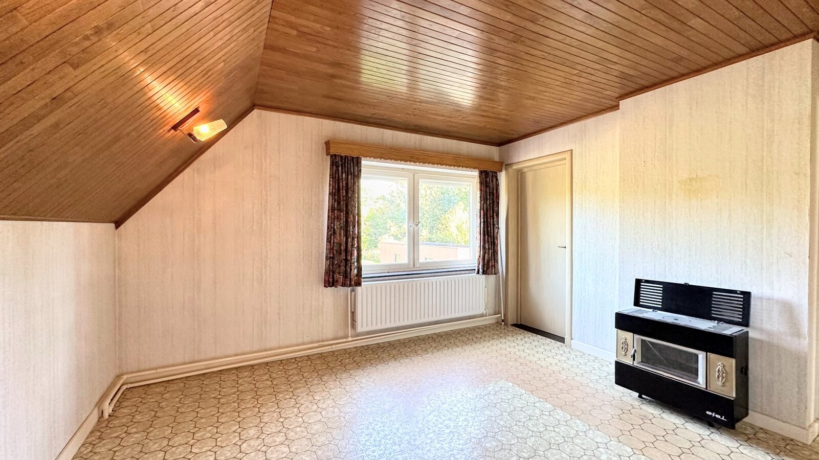 Te renoveren gezinswoning op royaal perceel van 1441 m² in rustige woonwijk 