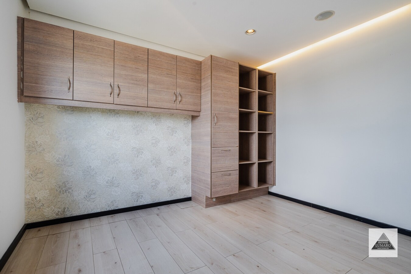Schitterende showroom 280 m² (+ kantoren), op 2,4 km van de nieuwe Mc Donalds. 