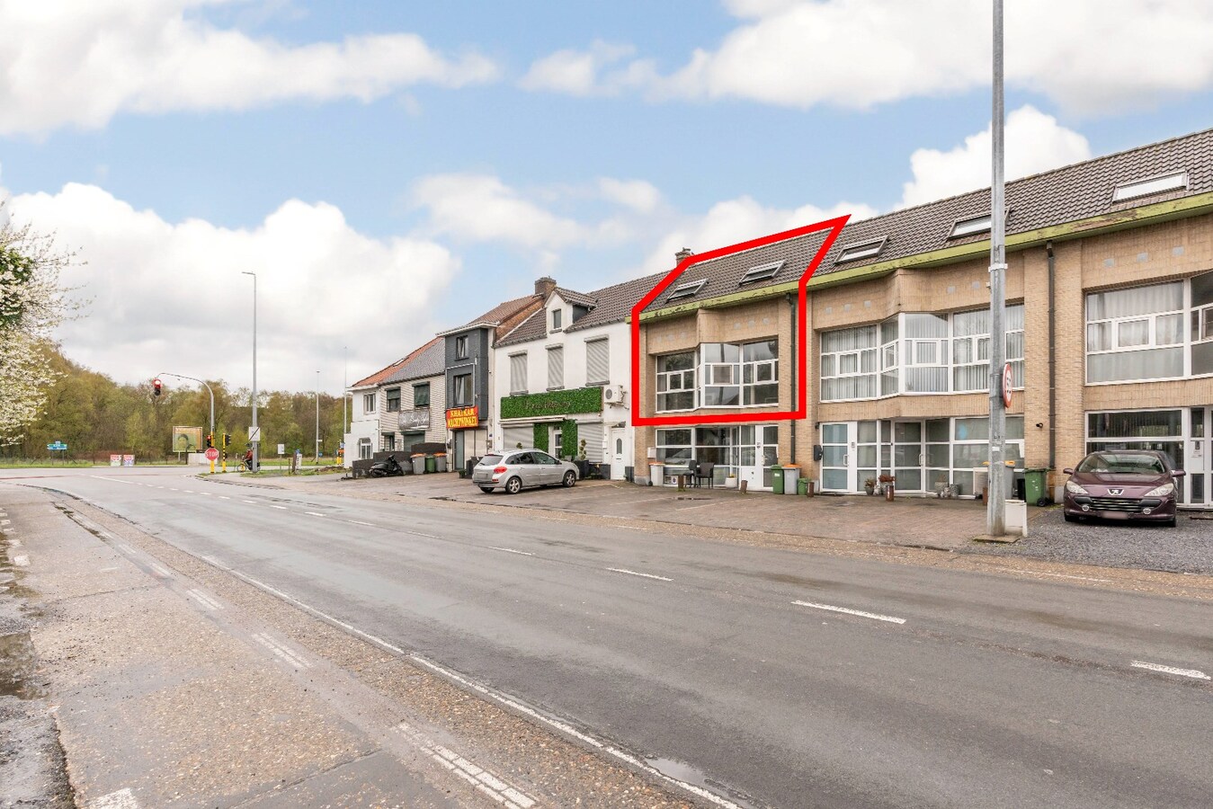 Ruim duplex appartement met 2 slaapkamers en garage. 