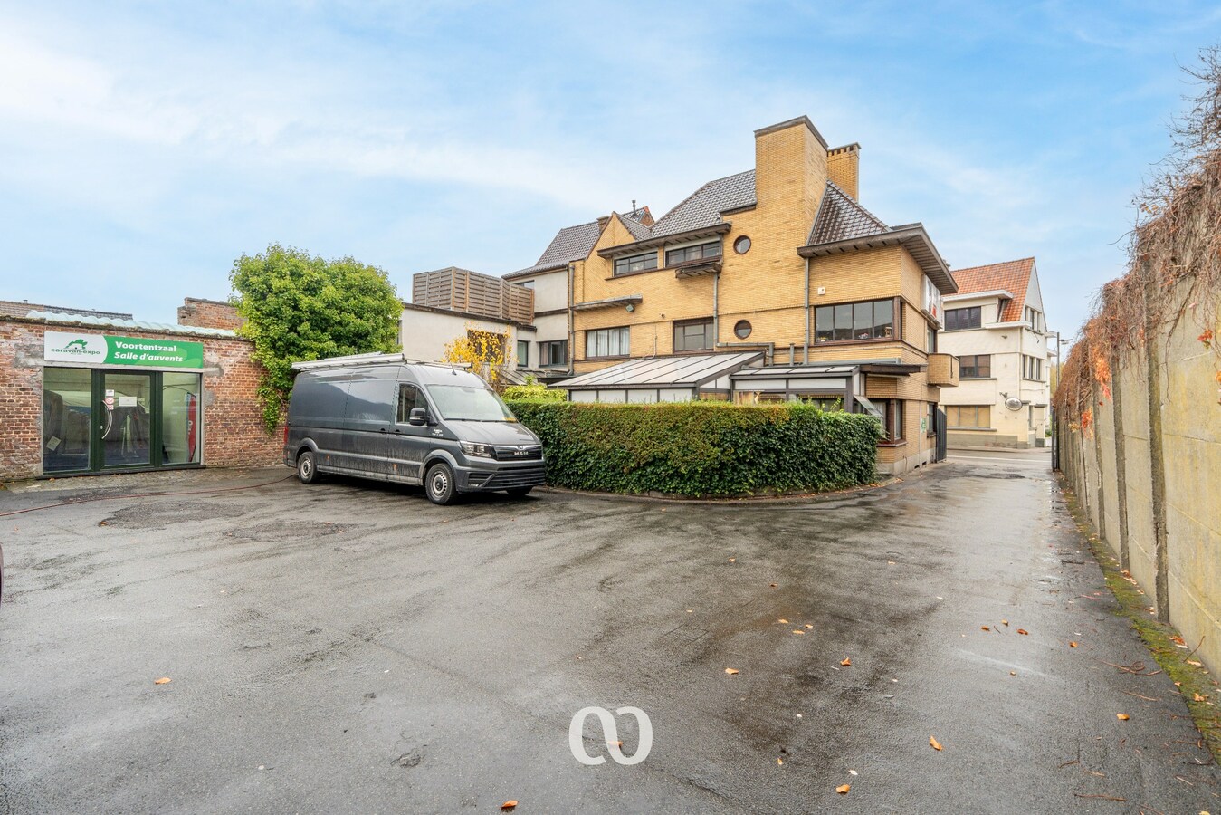 Zeer grote karaktervolle woning in art-deco stijl met tal van mogelijkheden 