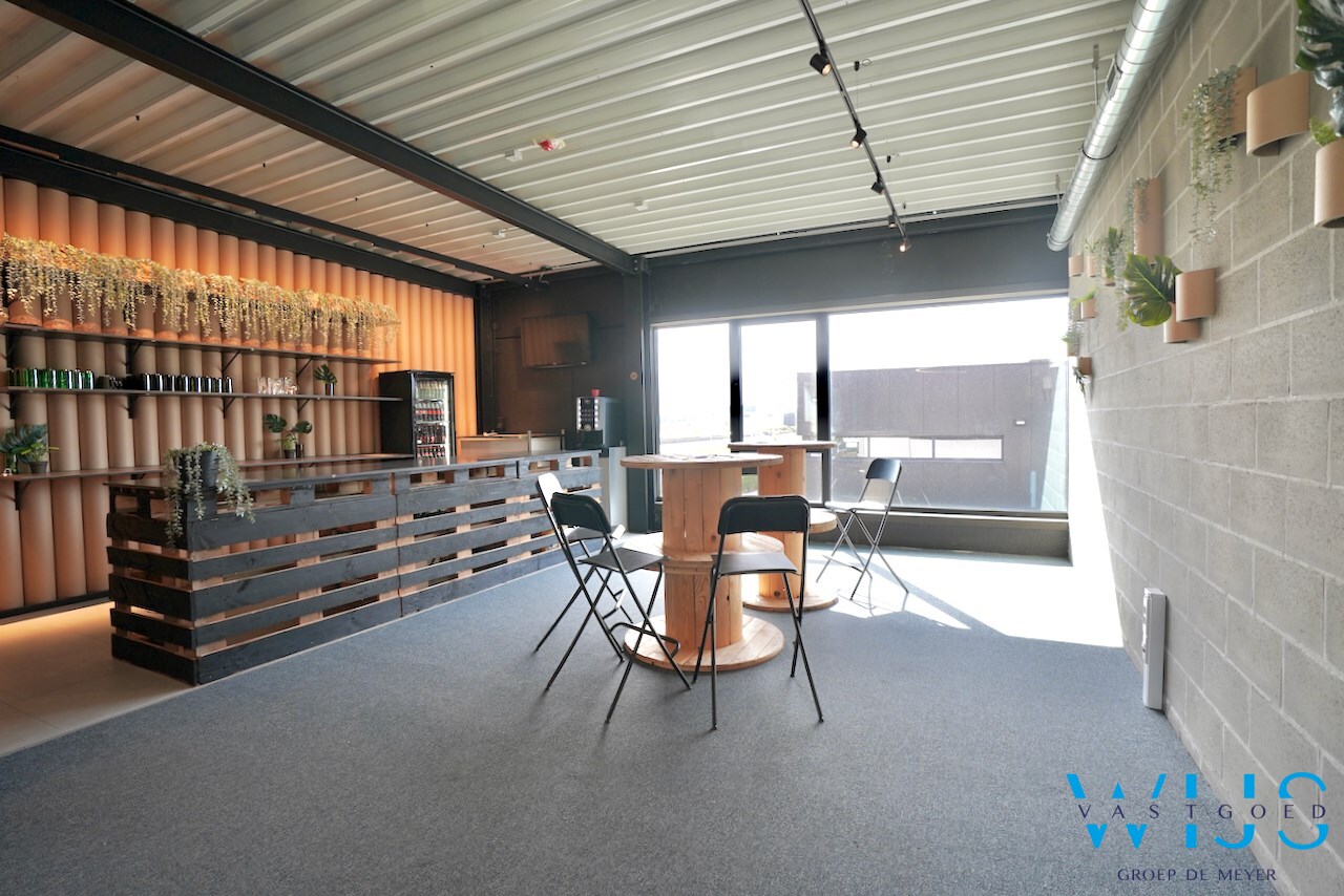 UNIEKE kantoorruimte (boven KLAAR) te Assenede ! 