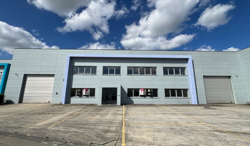 Gerenoveerd bedrijfsgebouw te huur vlakbij N60 in Nazareth