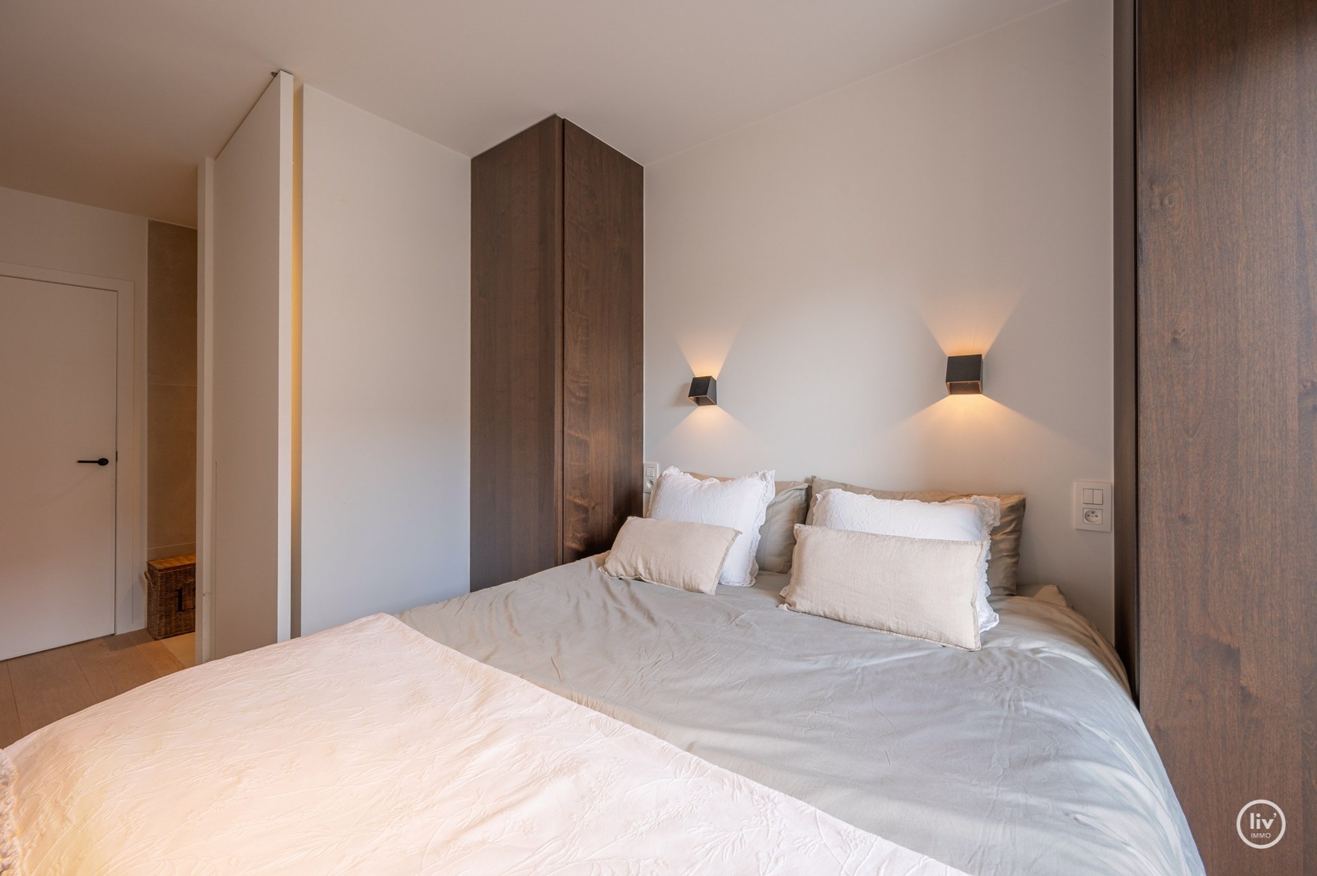 Appartement de luxe entièrement rénové de 3 chambres situé sur l'avenue Parmentier, à proximité de la digue. 
