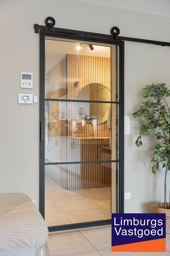 Gelijkvloers appartement (95m²), 2 slpk, ruim terras/tuin, autostaanplaats + kelderberging 