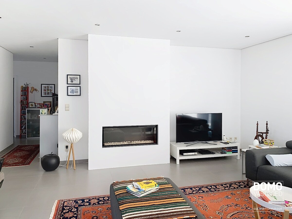 COMMERCIEEL PAND MET RUIM APPARTEMENT OP ZICHTBARE LOCATIE IN HERK-DE-STAD 