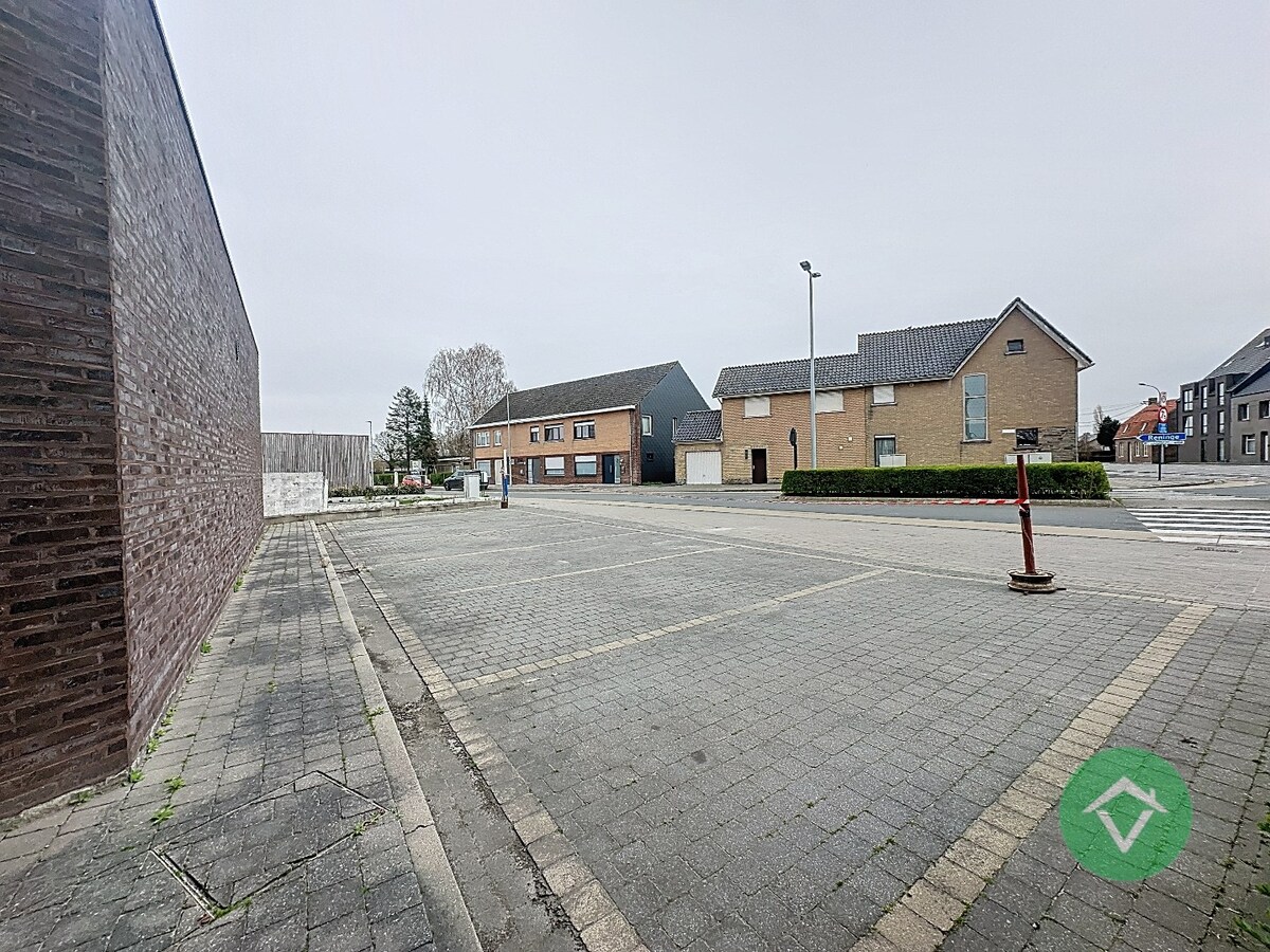 Commerciële toplocatie in Vleteren met burelen, vergaderruimtes en parking 