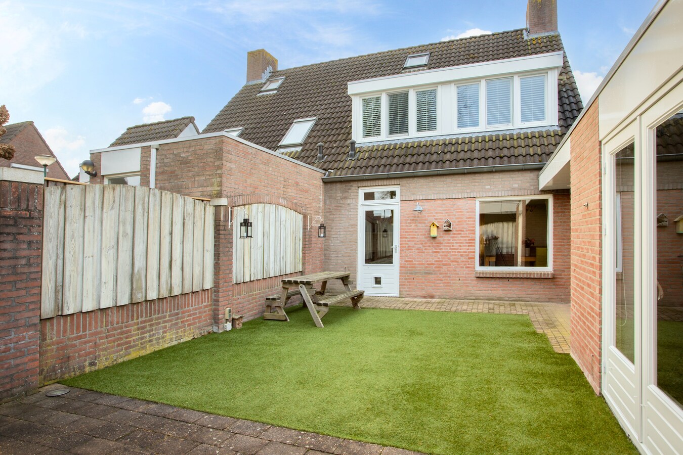 Ben je op zoek naar een ruime en veelzijdige woning op een rustige, kindvriendelijke locatie? 