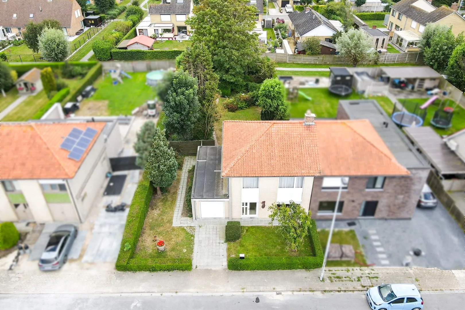 Te renoveren halfopen woning op 652 m² in rustige woonwijk te Leffinge