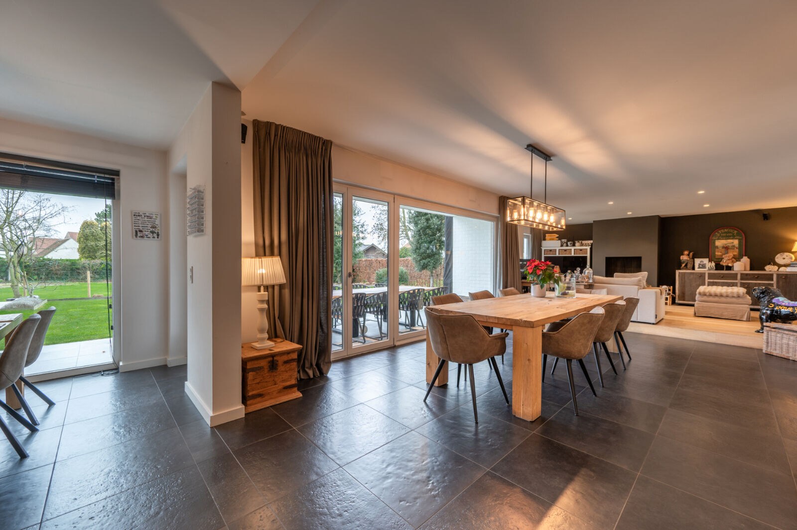 Prachtig gerenoveerde alleenstaande villa geniet van een uitstekende centrale ligging, op slechts enkele minuten van het centrum van Knokke. 