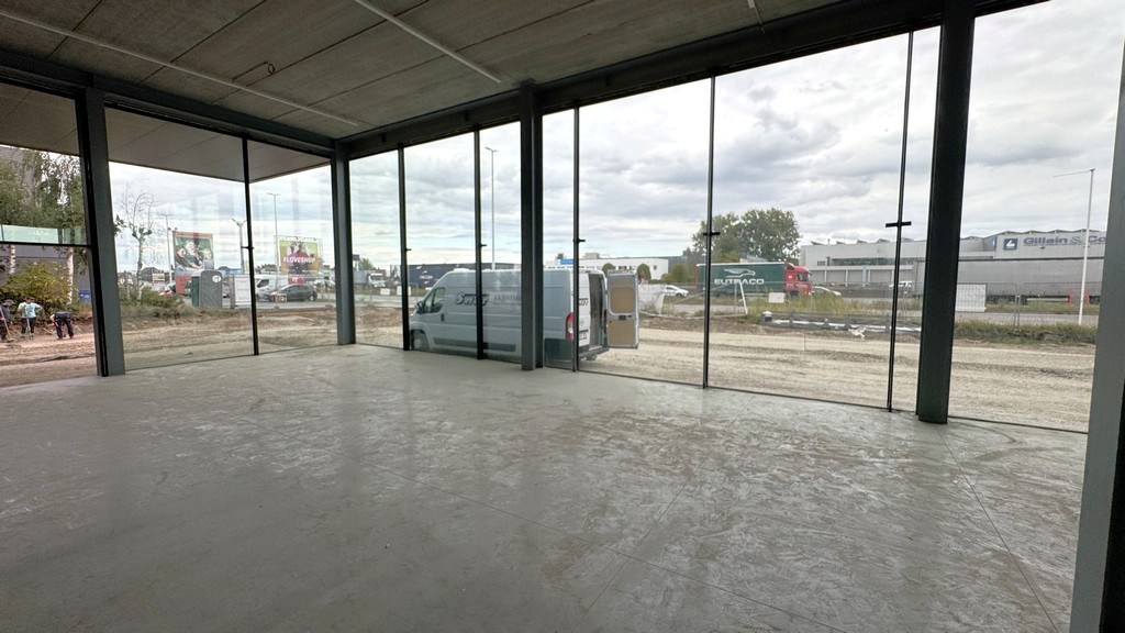 Nieuwbouw showroom met magazijn te huur aan A12 in Aartselaar