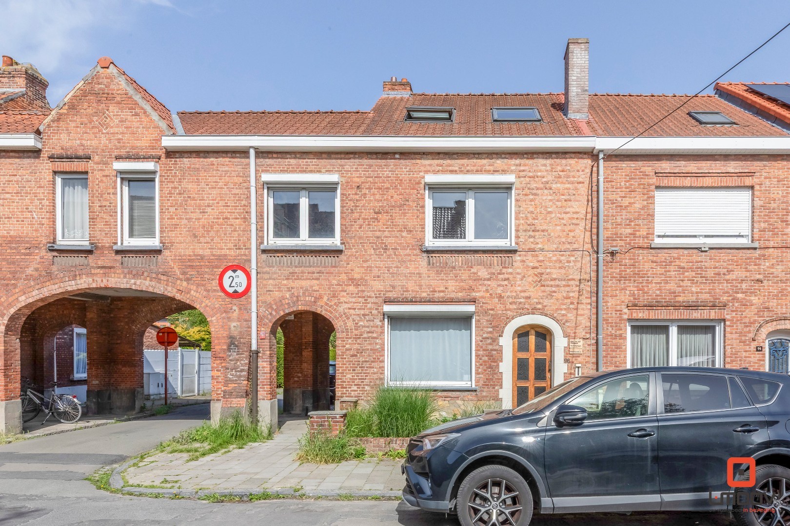 Karaktervolle tuinwijkwoning met unieke architectuur en garage te Gentbrugge 