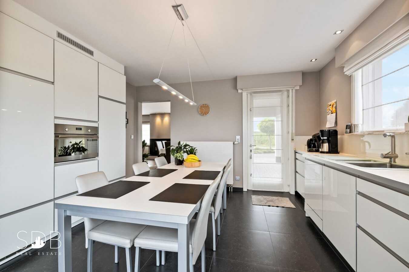 Hedendaagse woning inclusief paardenaccommodatie en graslanden op 4,22ha 