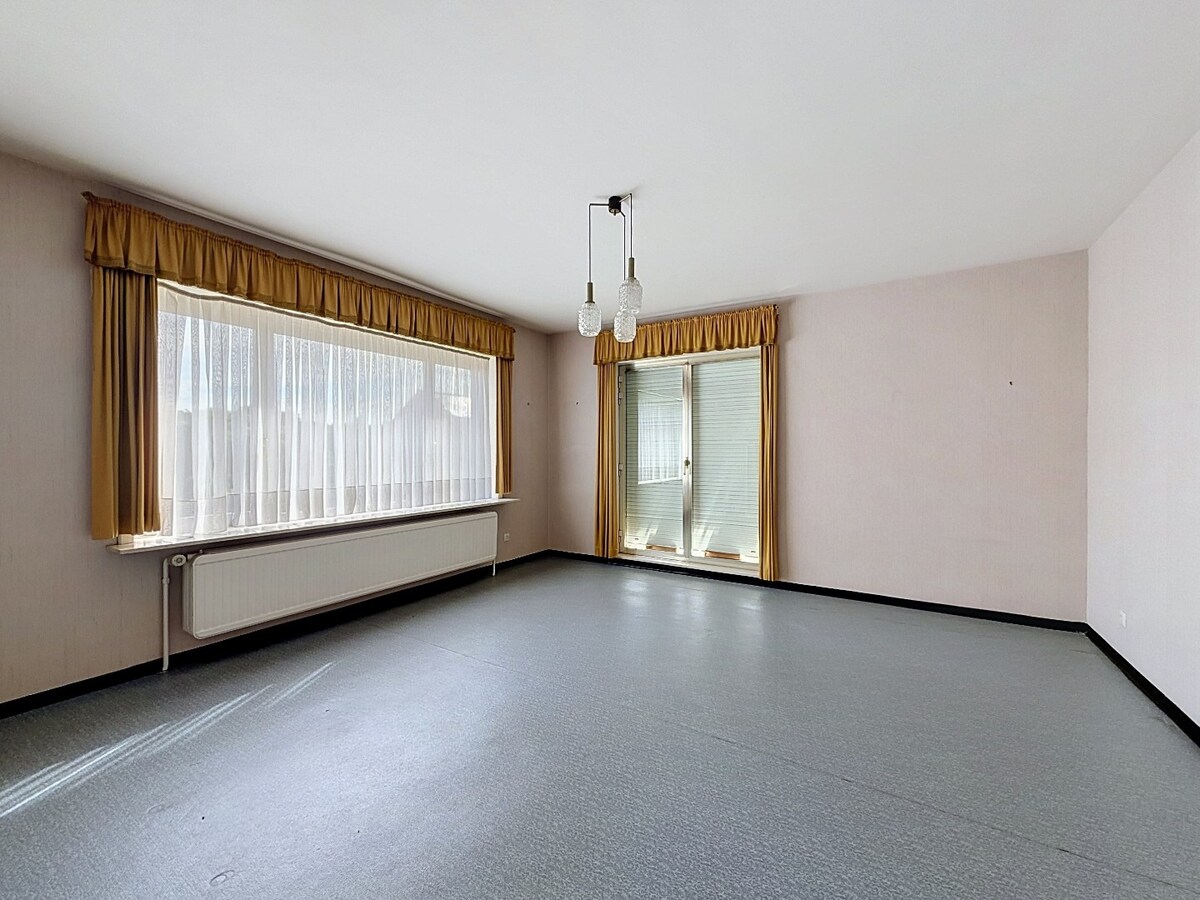 Ruime sixties villa met vergunde loodsen (350m²) te Vlierzele 