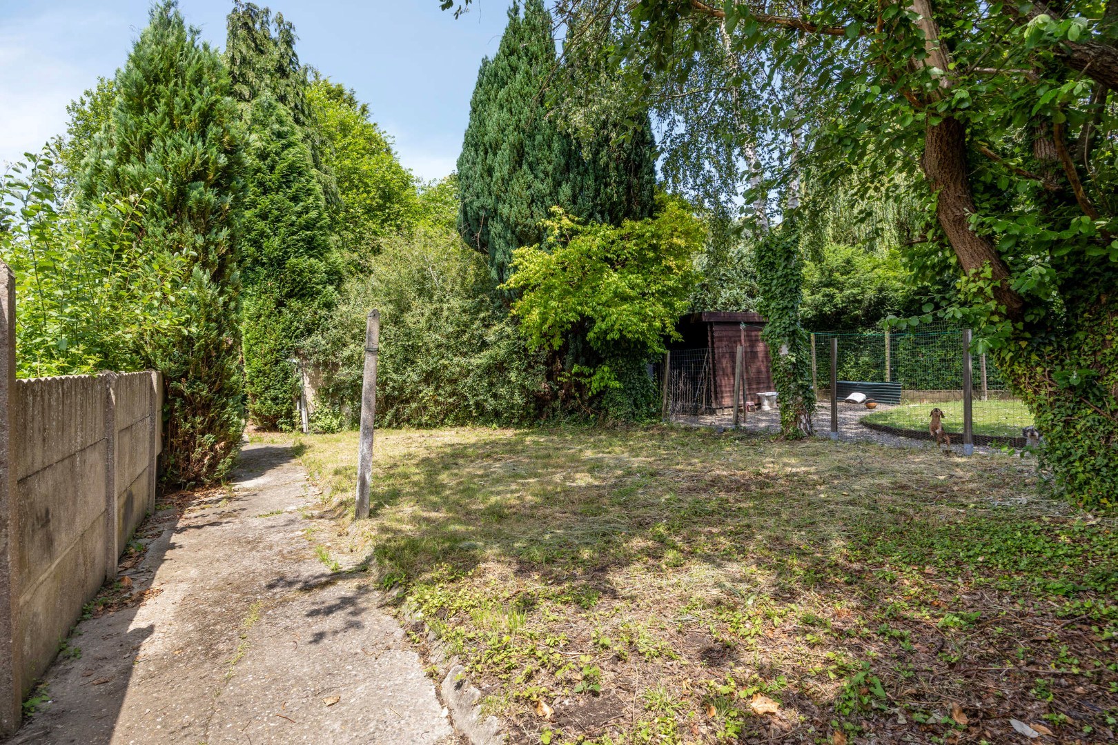 Ruime te renoveren woning met 3 slaapkamers in Lubbeek met doorgang langs het perceel van de buren. EPC: 736 KWH/m² 