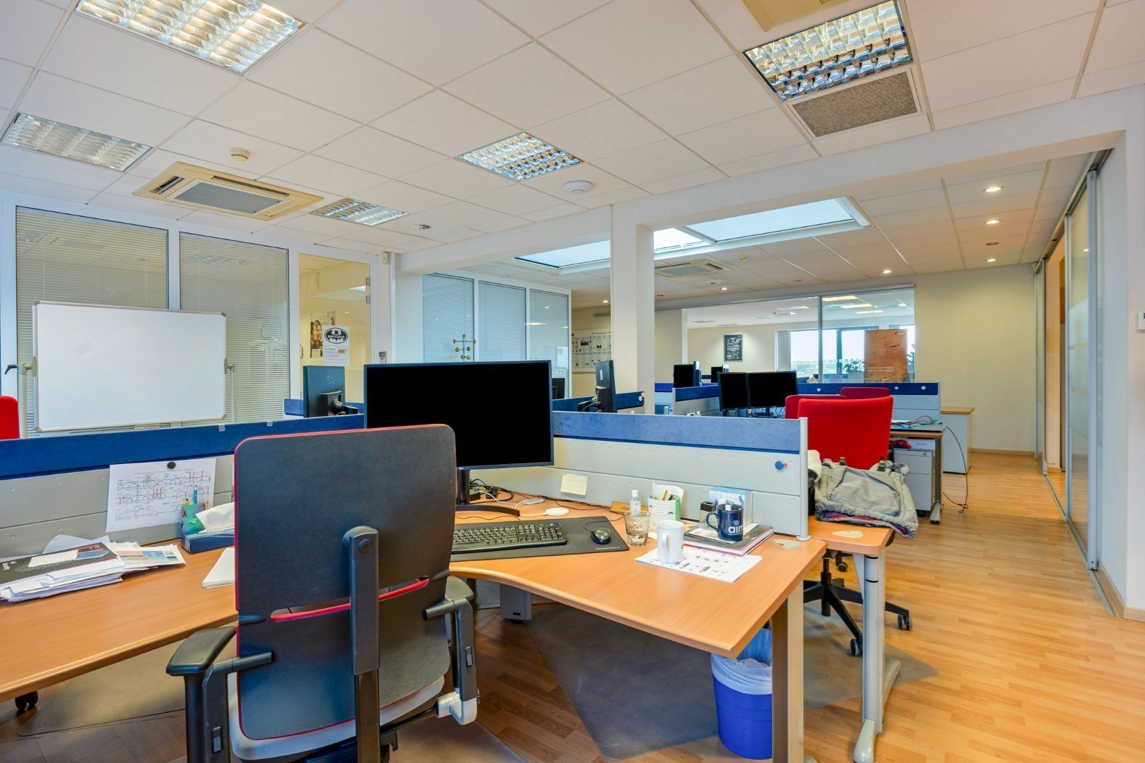 Kantoor te koop in het industriepark te Haasrode/Heverlee met 14 parkings - opp. 626 m² - verkoop van aandelen 