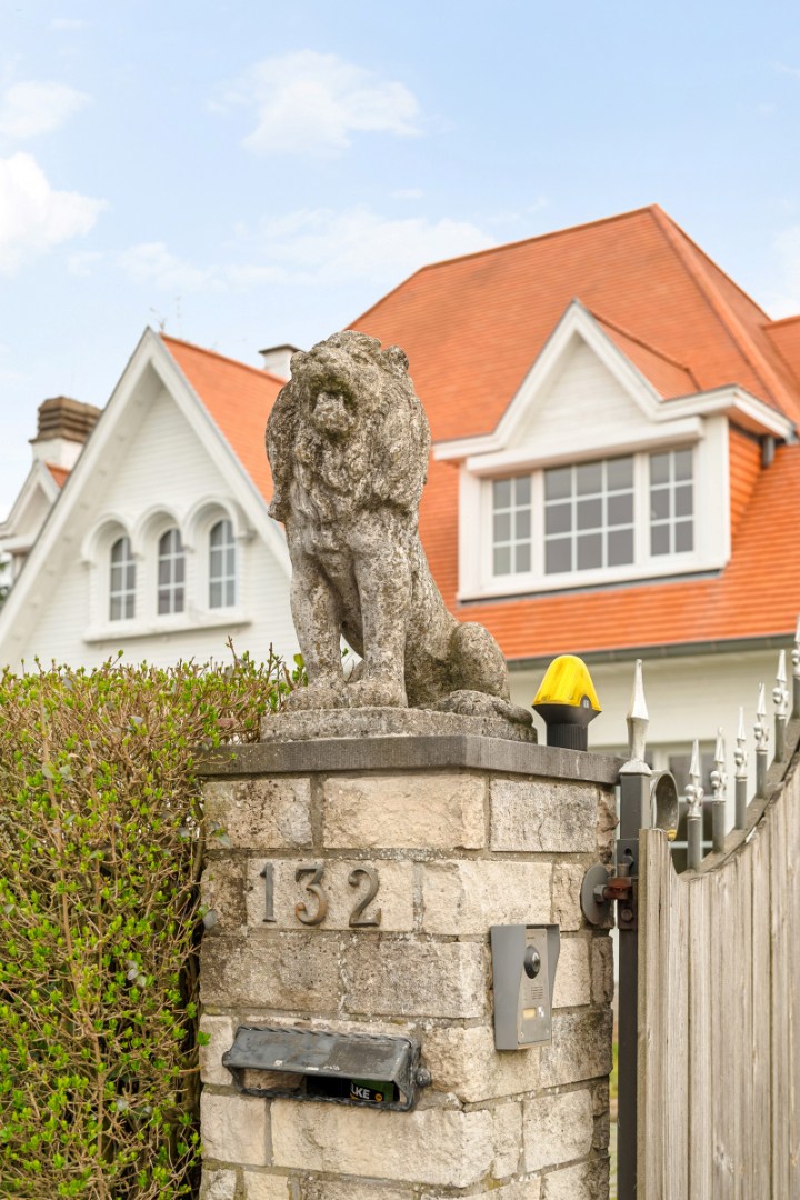 Stijlvolle villa met 5 slaapkamers op mooi perceel van 1325m² 