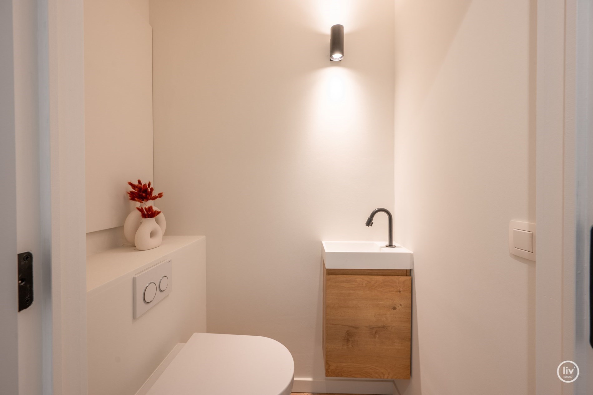 Gerenoveerd appartement met 2 volwaardige slaapkamers vlakbij het Vanbunnenplein te Knokke (mog. tot het huren van een inpandige garage) 