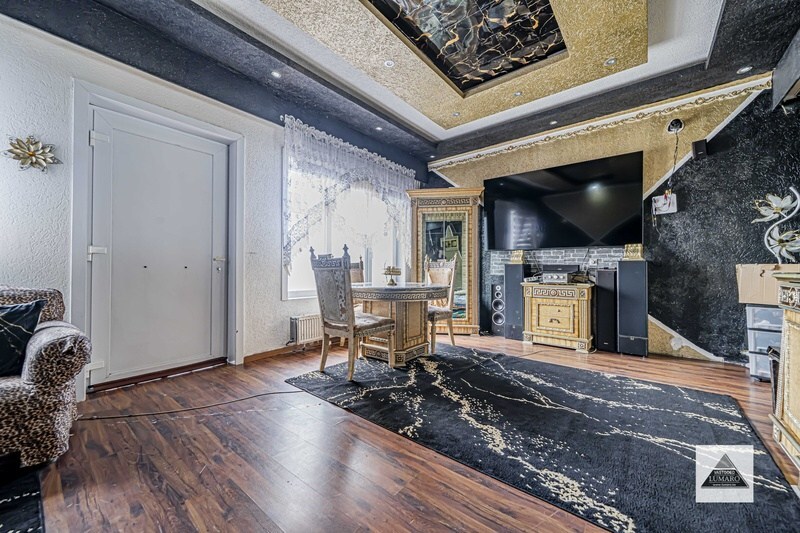 Centraal gelegen halfvrijstaande woning. 6 slaapkamers. Te renoveren. 