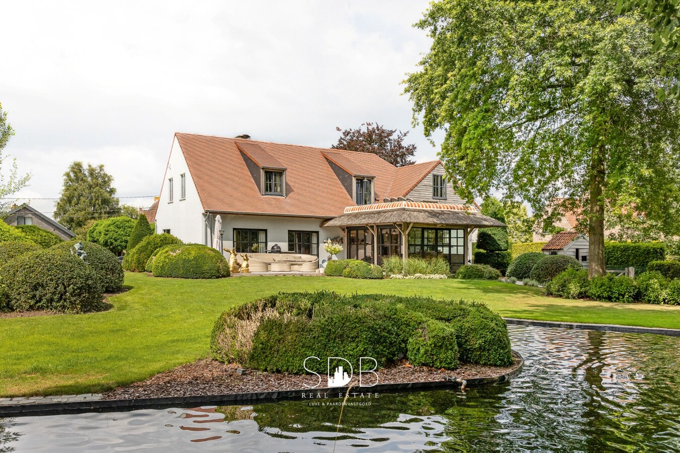 Prachtige landelijke villa met gezinstuin en graslanden op 32.558m² 