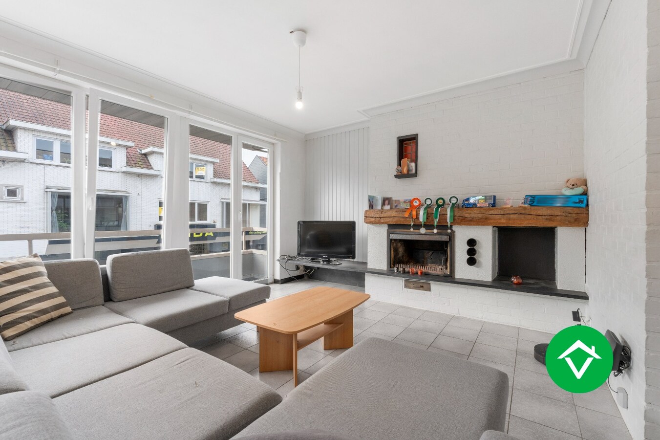 Veelzijdig handelspand met woonst en twee verhuurde appartementen in centrum Aartrijke 