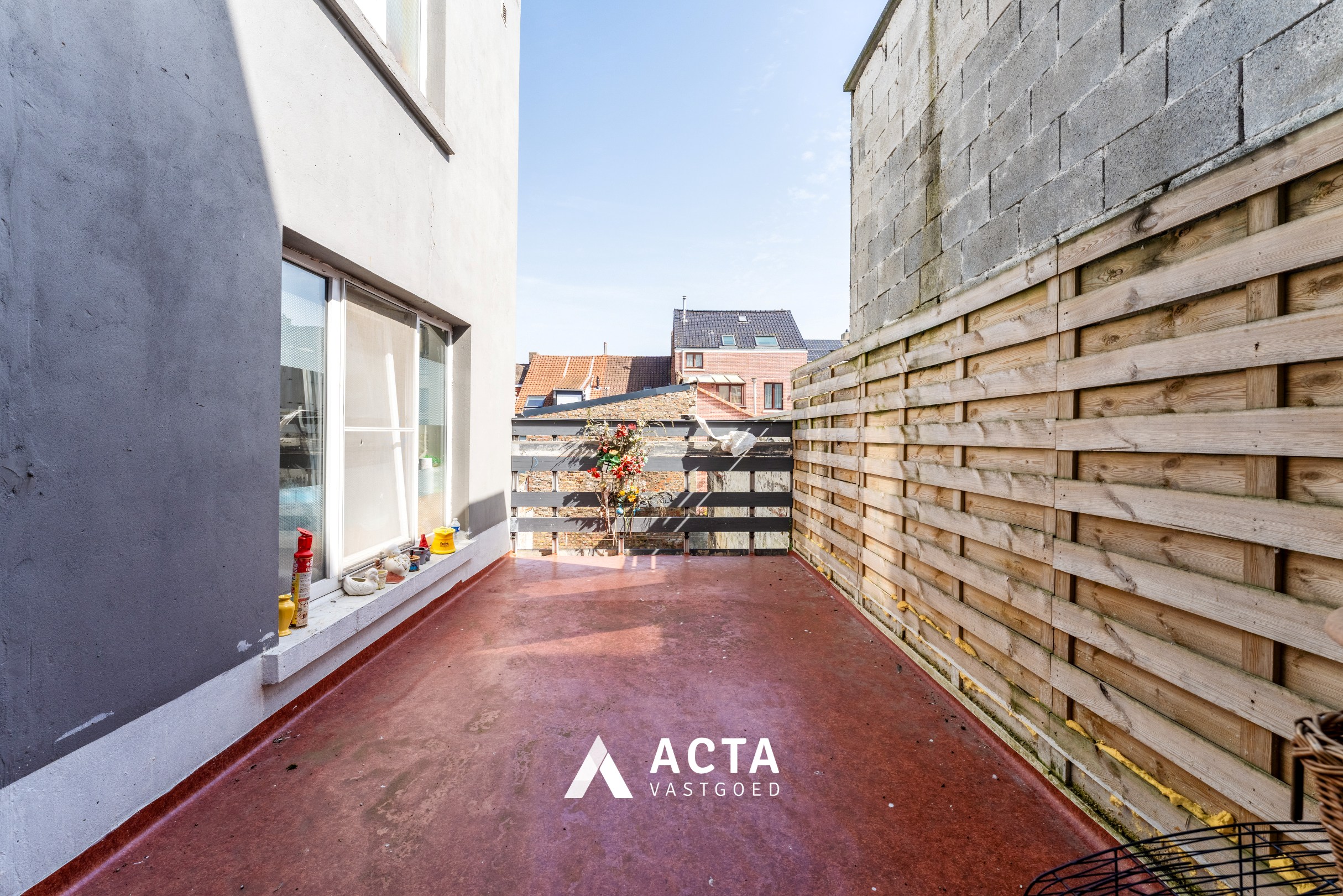 Ruime te renoveren stadswoning met 5 slaapkamers en tuin 