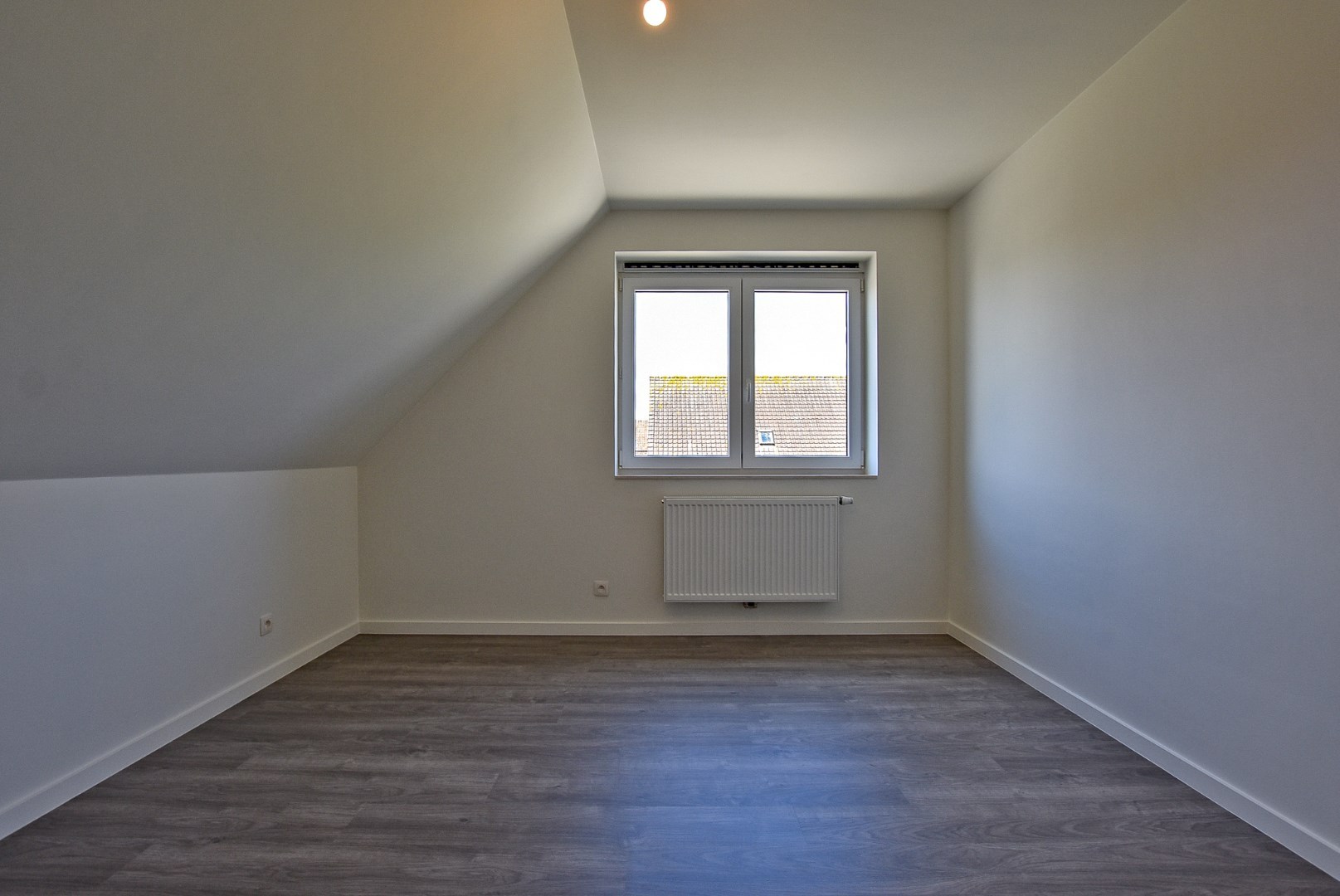 Ruime energiezuinige recente halfopen bebouwing  (2024) met inpandige garage op 258m² gelegen te Houthulst. 