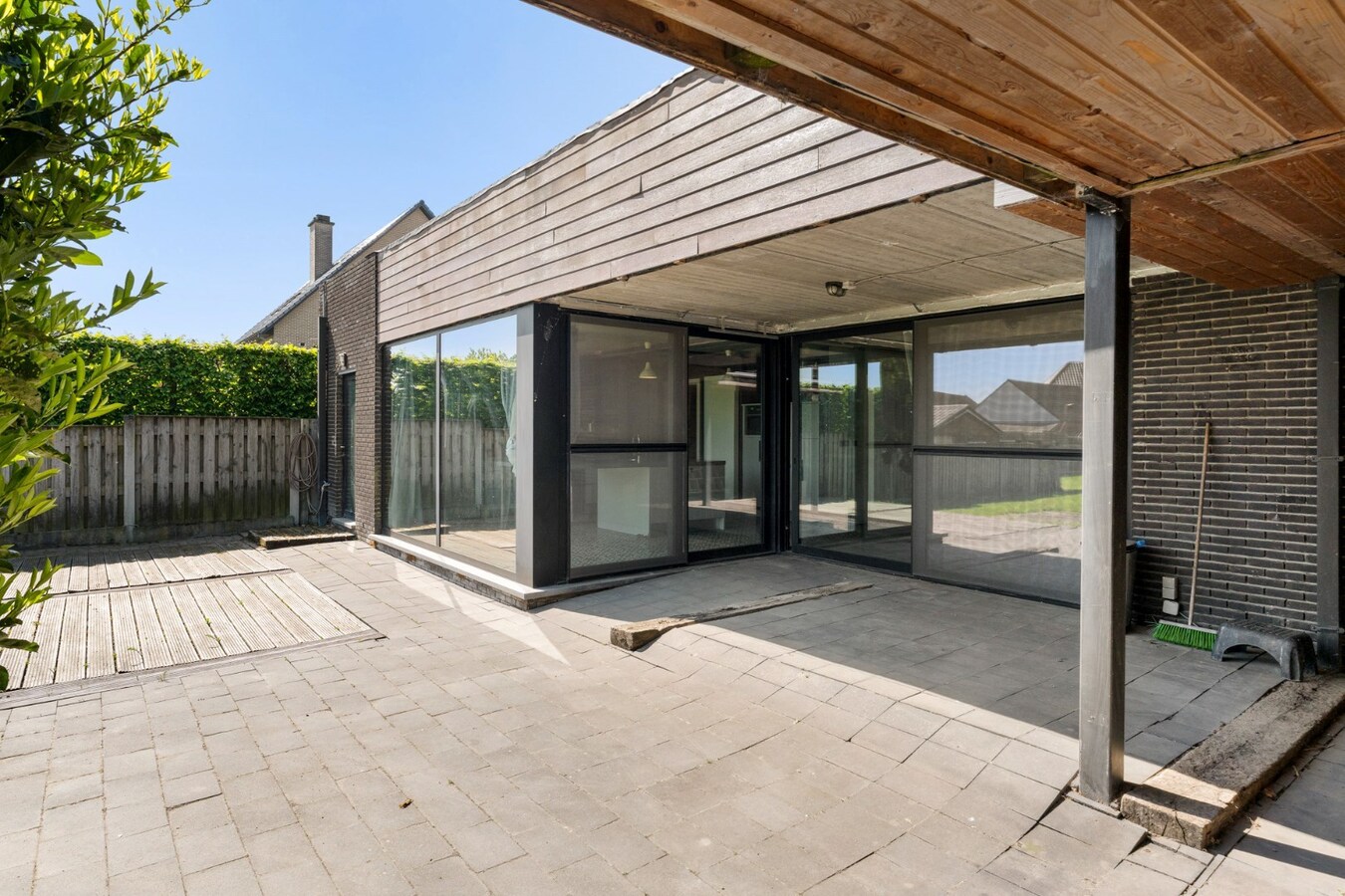 Recente, halfvrijstaande gezinswoning in een moderne bouwstijl op een perceel van 11a06ca! 