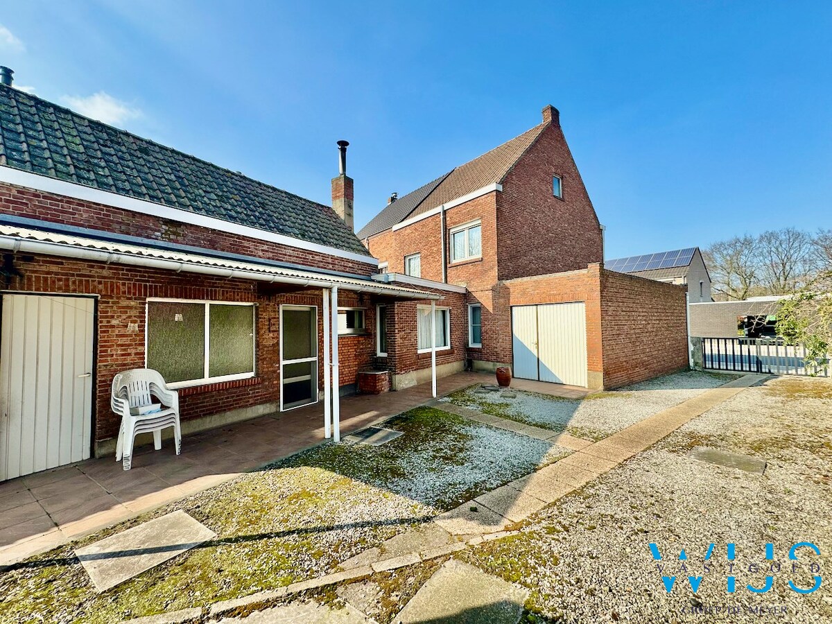 Op te frissen woning met tuin &amp; 2 garages te Rieme ! 